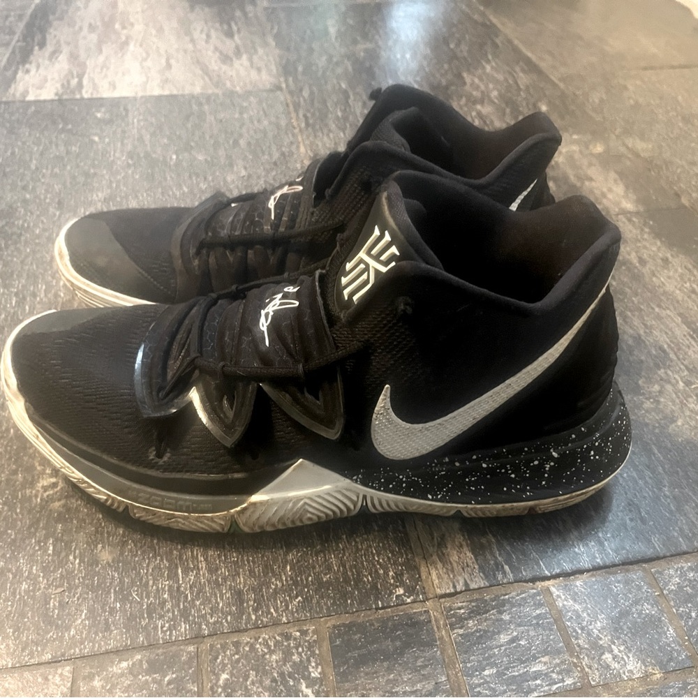 Men’s Nike Kyrie Irving “black magic” sneakers